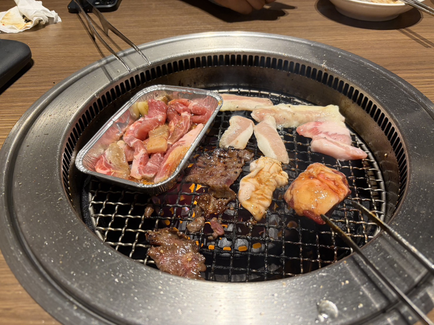 網の上で美味しそうに焼かれているお肉とホイル焼き