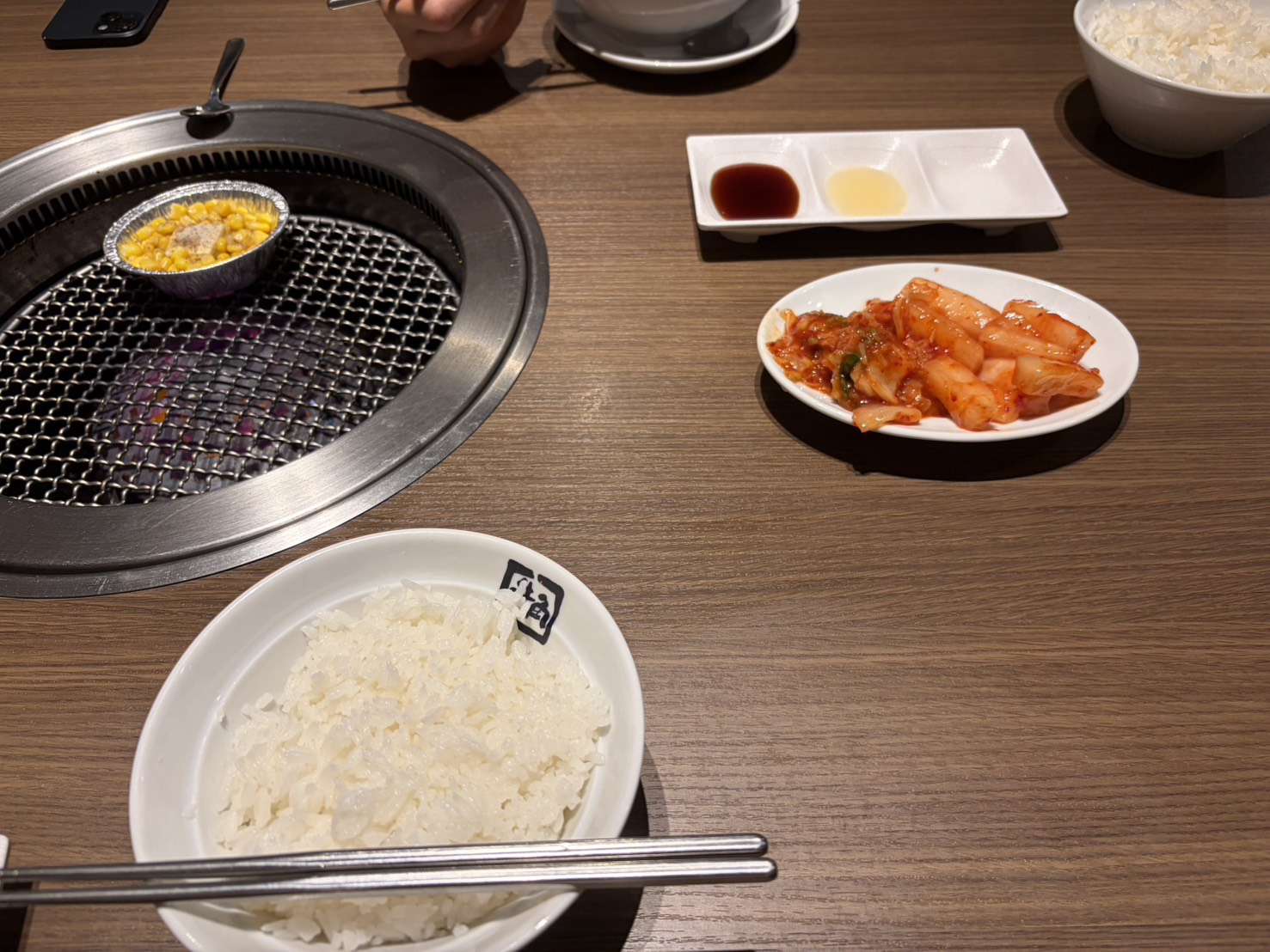 テーブルに並んだ炊き立てのご飯と山盛りのキムチ