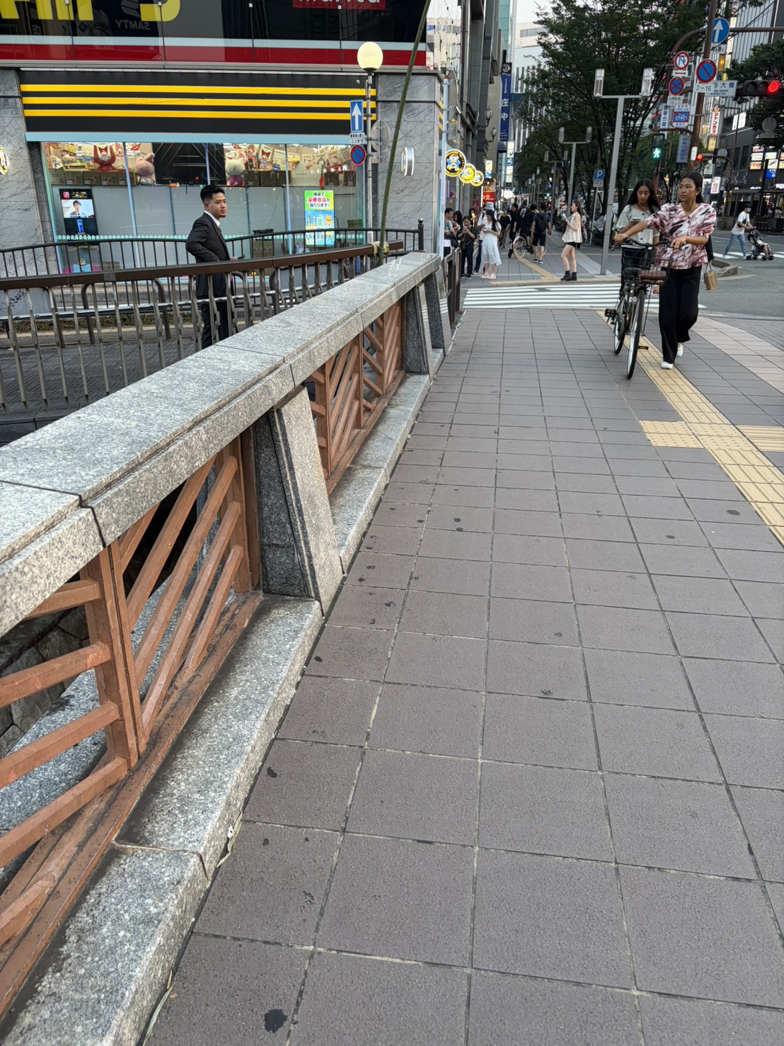 人が行き交う中洲の橋の上の歩道