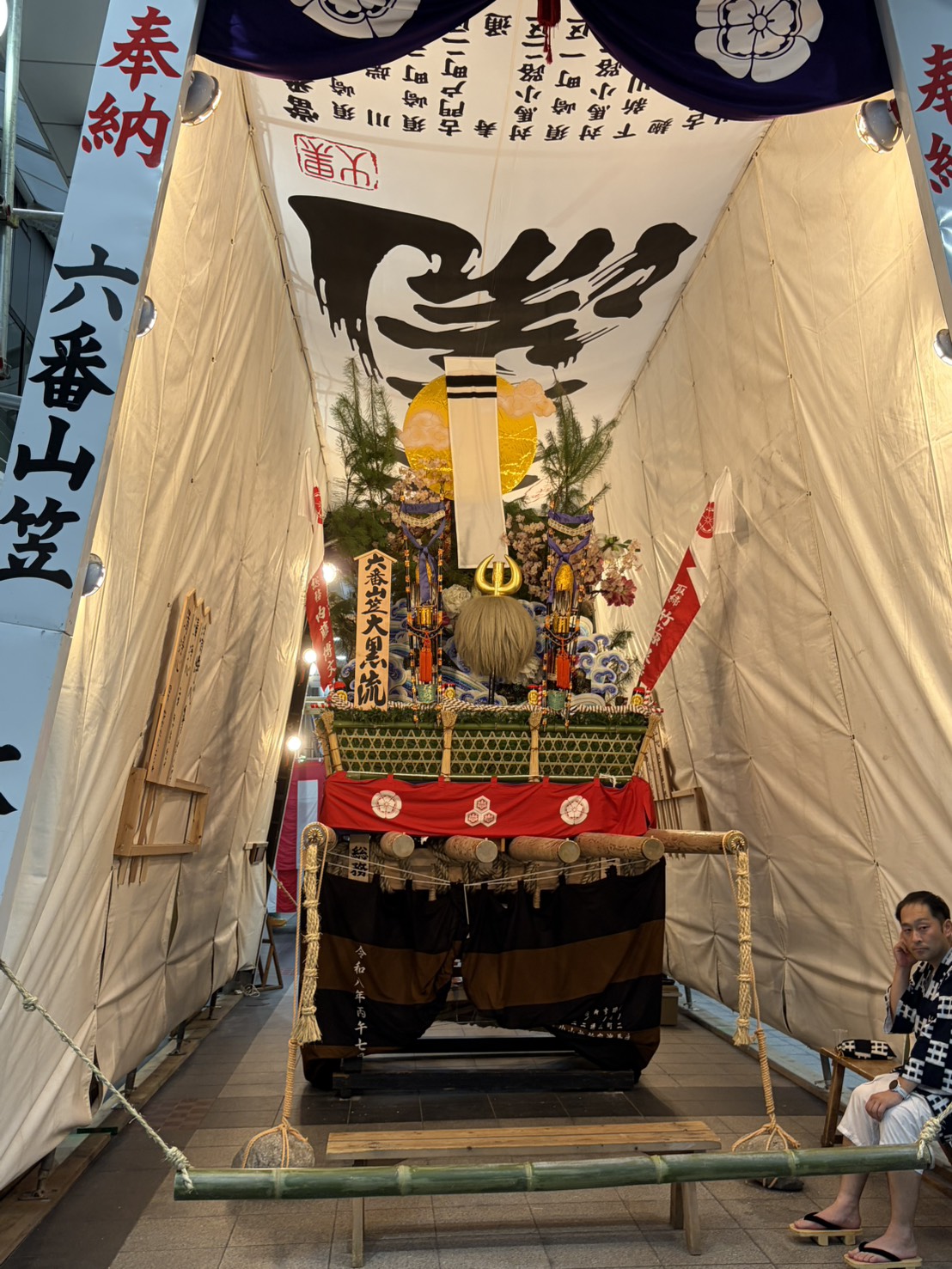 豪華な装飾が施された迫力ある博多の飾り山笠