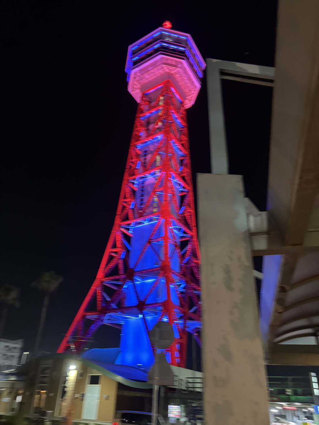 赤と青にライトアップされた夜の博多ポートタワー
