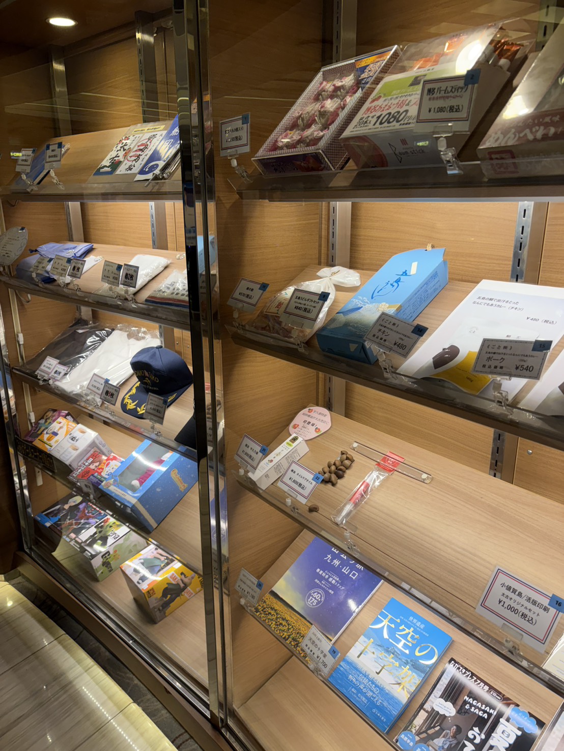 フェリー内の売店に飾られたお土産物のショーケース