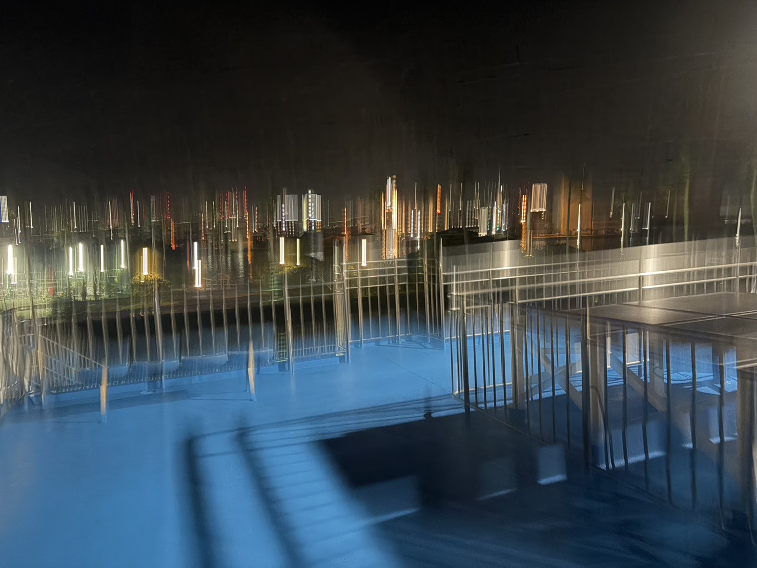夜の船上から見える遠くの街の明かり