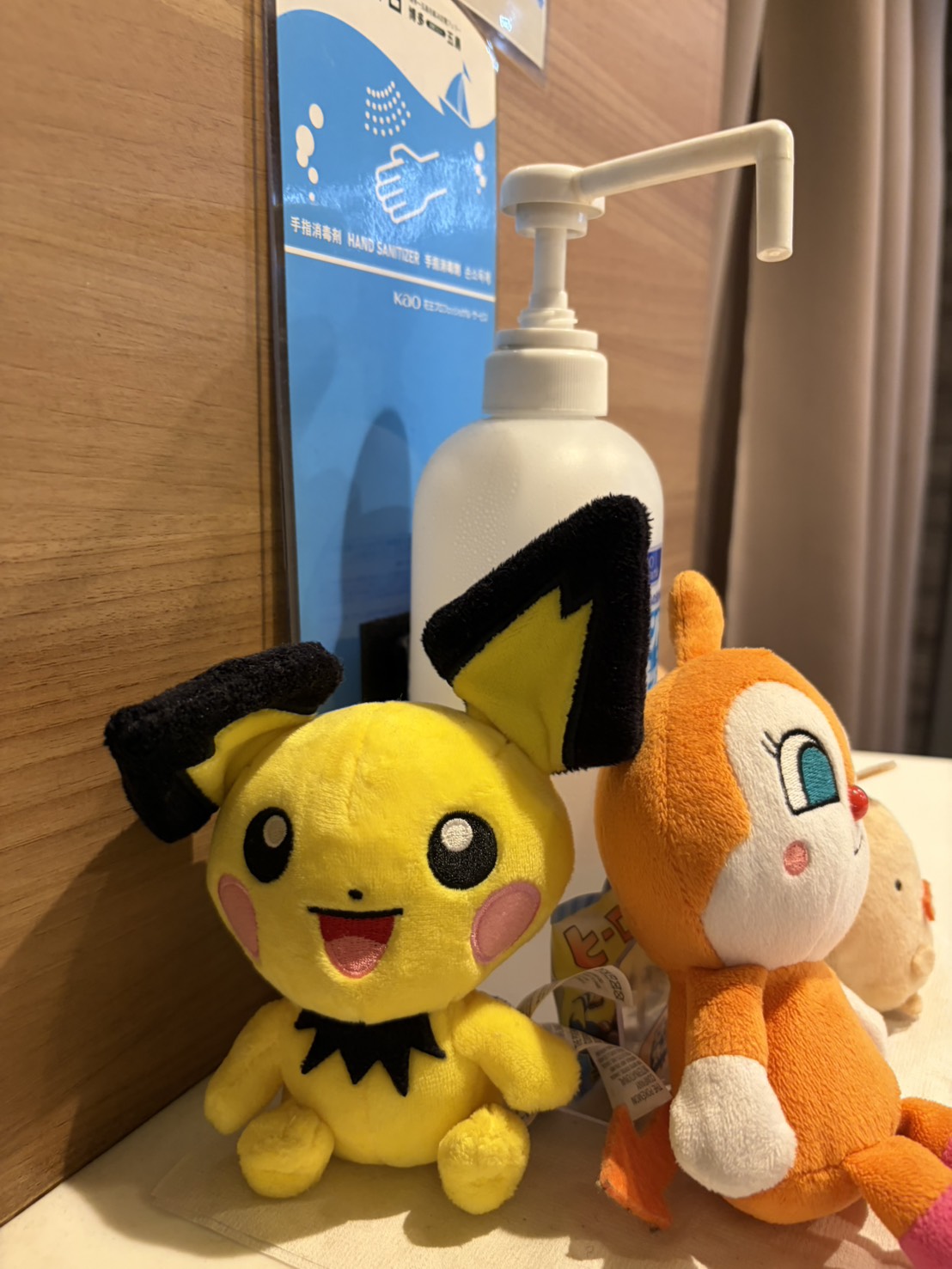 消毒液の隣に置かれたピチューとアンパンマンのぬいぐるみ