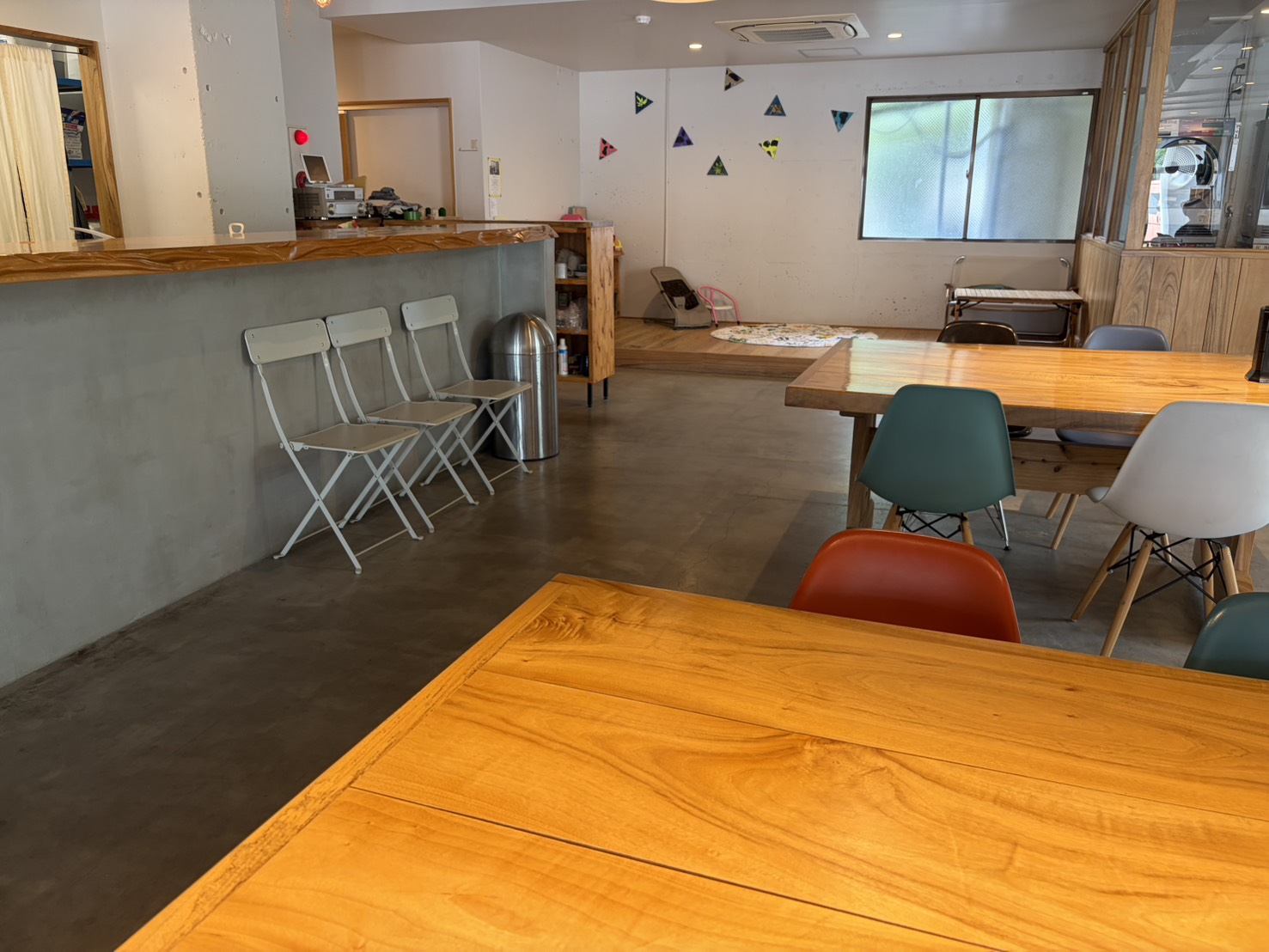 木目調のテーブルが並ぶおしゃれなカフェ