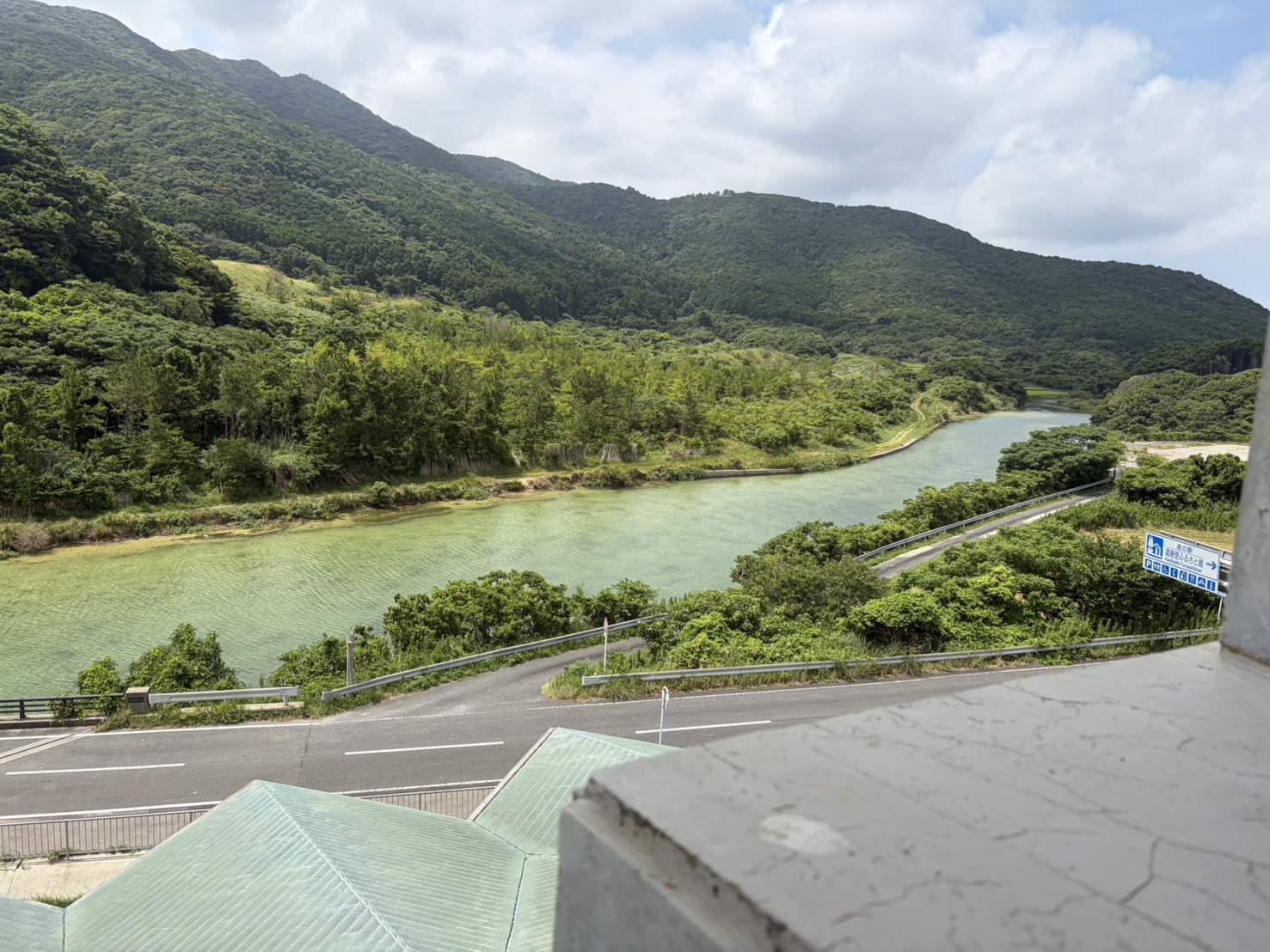 山々に囲まれた穏やかな川の景色