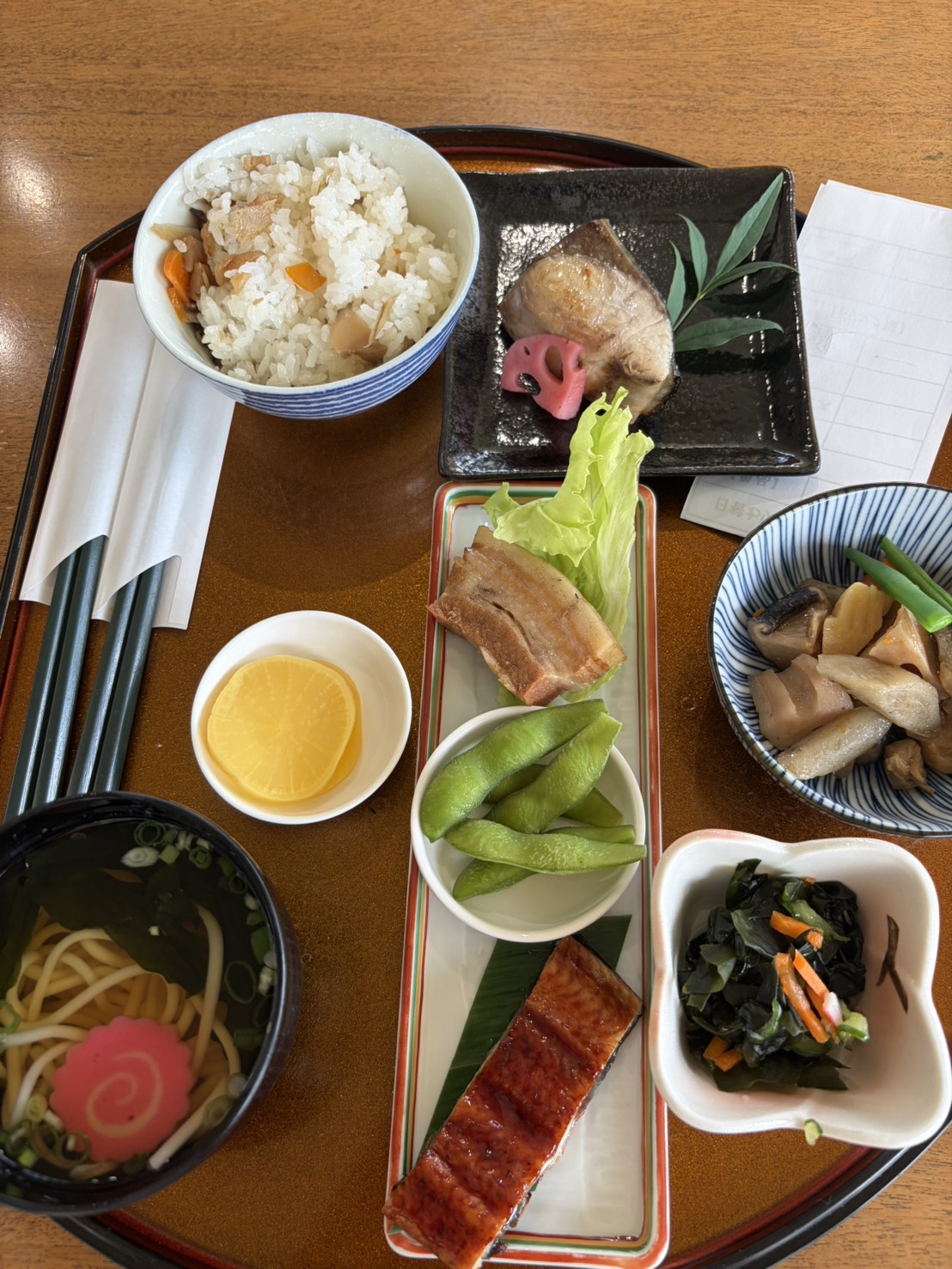 焼き魚や煮物が並ぶ和食の定食膳