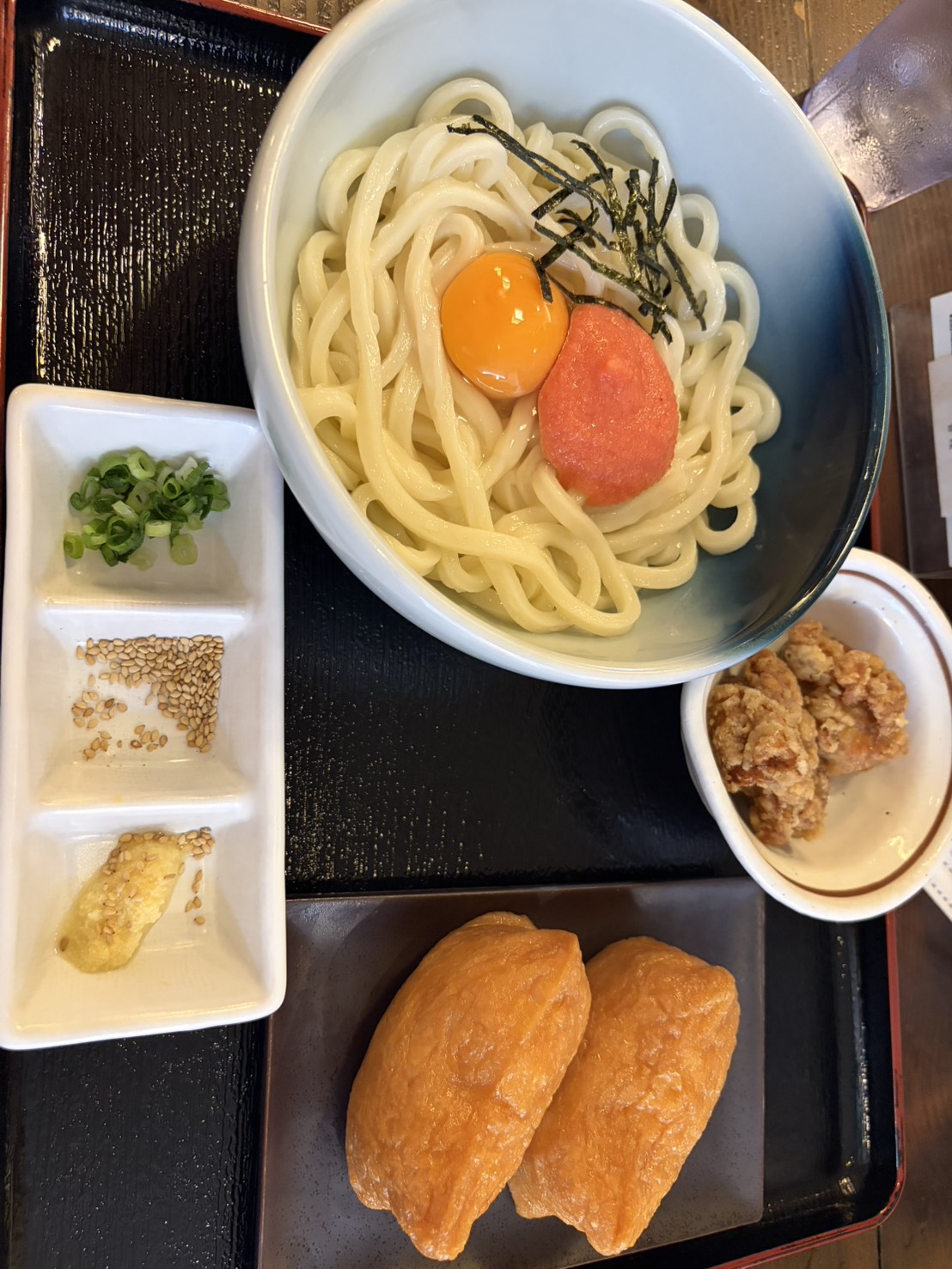 明太子と生卵がのった豪華な讃岐うどんセット