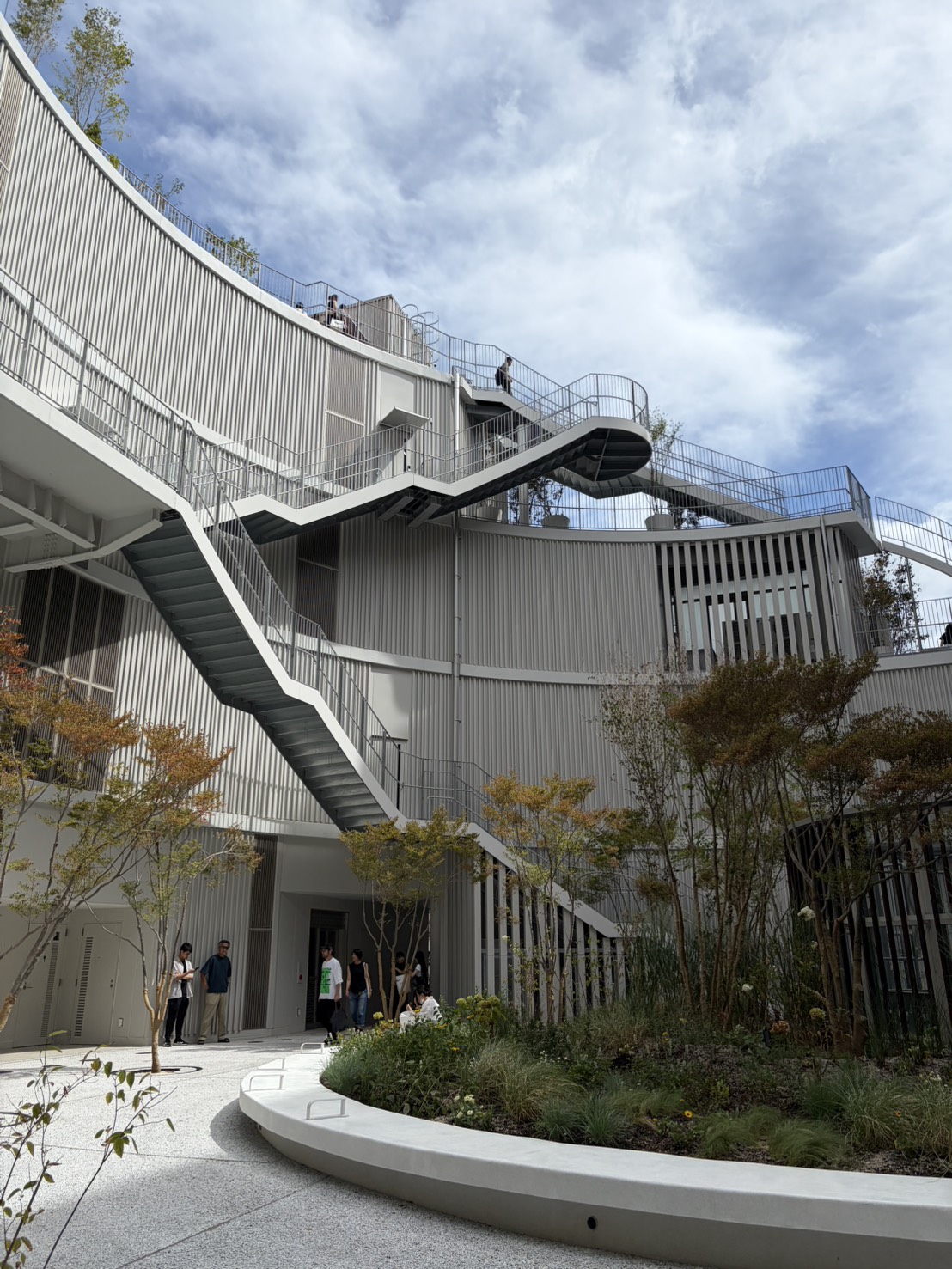白い階段が複雑に交差するモダンな建物