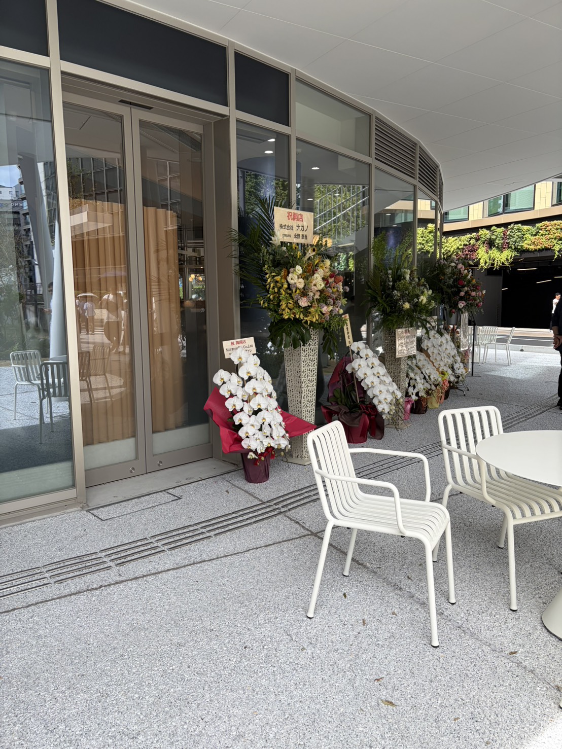 店舗の前に並べられた豪華な開店祝いの花