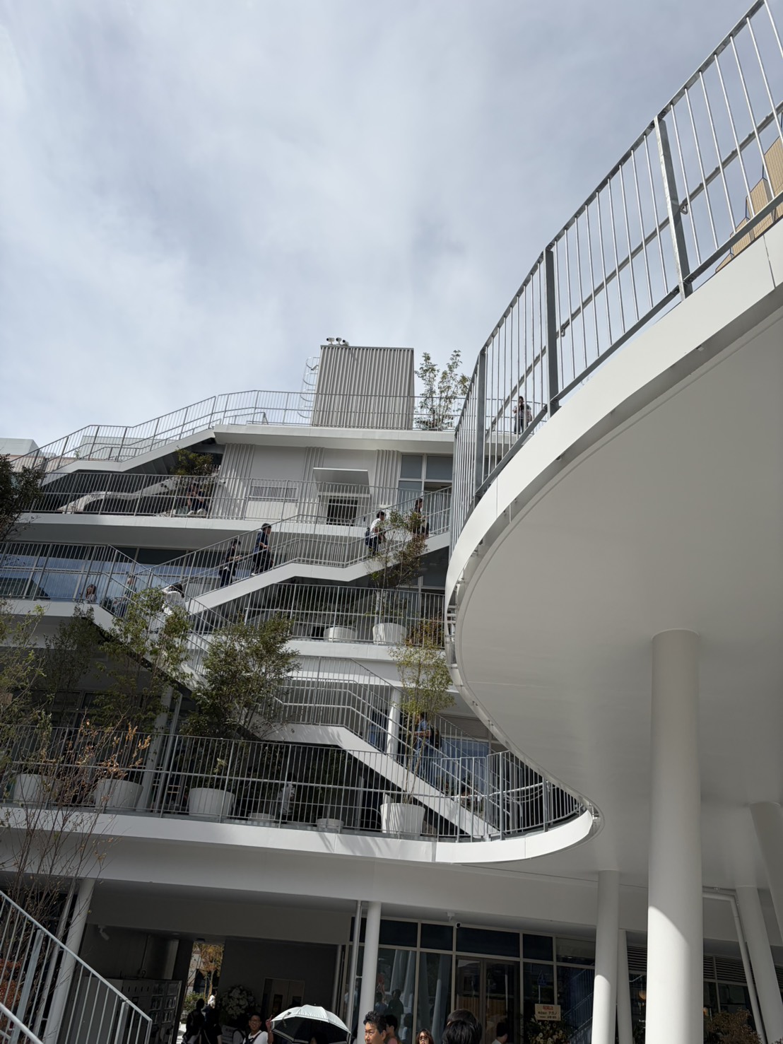 幾何学的なデザインが美しい建物のバルコニー
