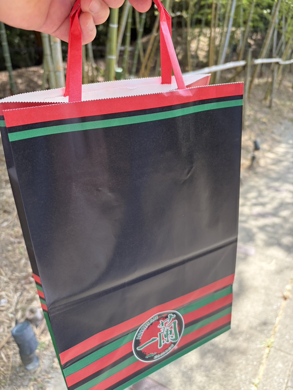 赤と緑のラインが入った一蘭のロゴ入りお土産用紙袋