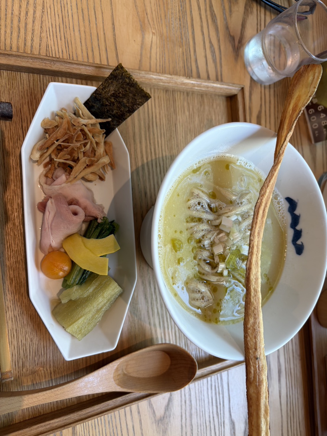 別皿のトッピングが添えられた美味しそうな塩そば