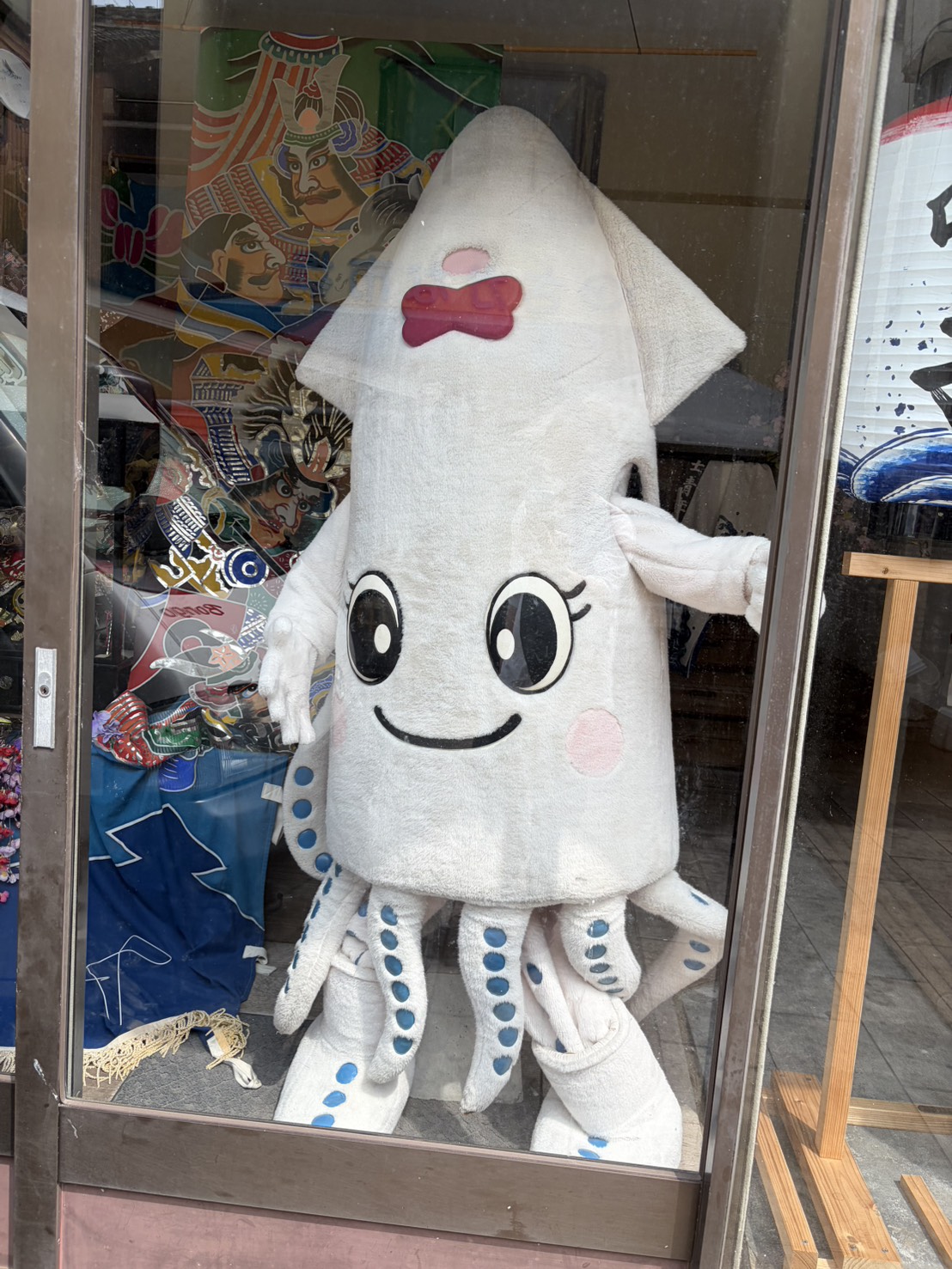 呼子名物のイカのキャラクターの着ぐるみ