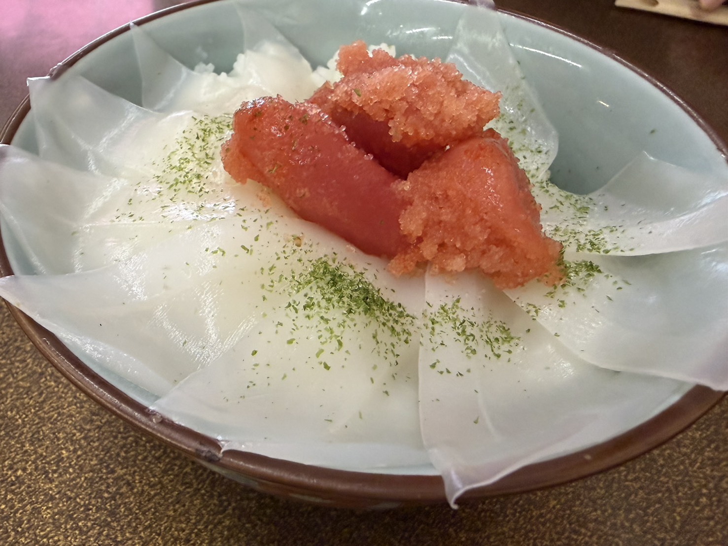 透き通ったイカと明太子がのった贅沢な丼