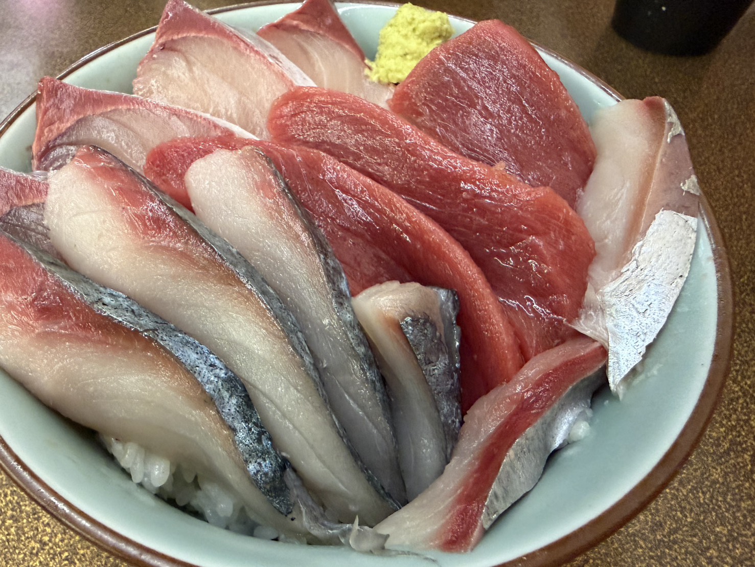 驚くほど厚切りな刺身がたっぷり乗った海鮮丼