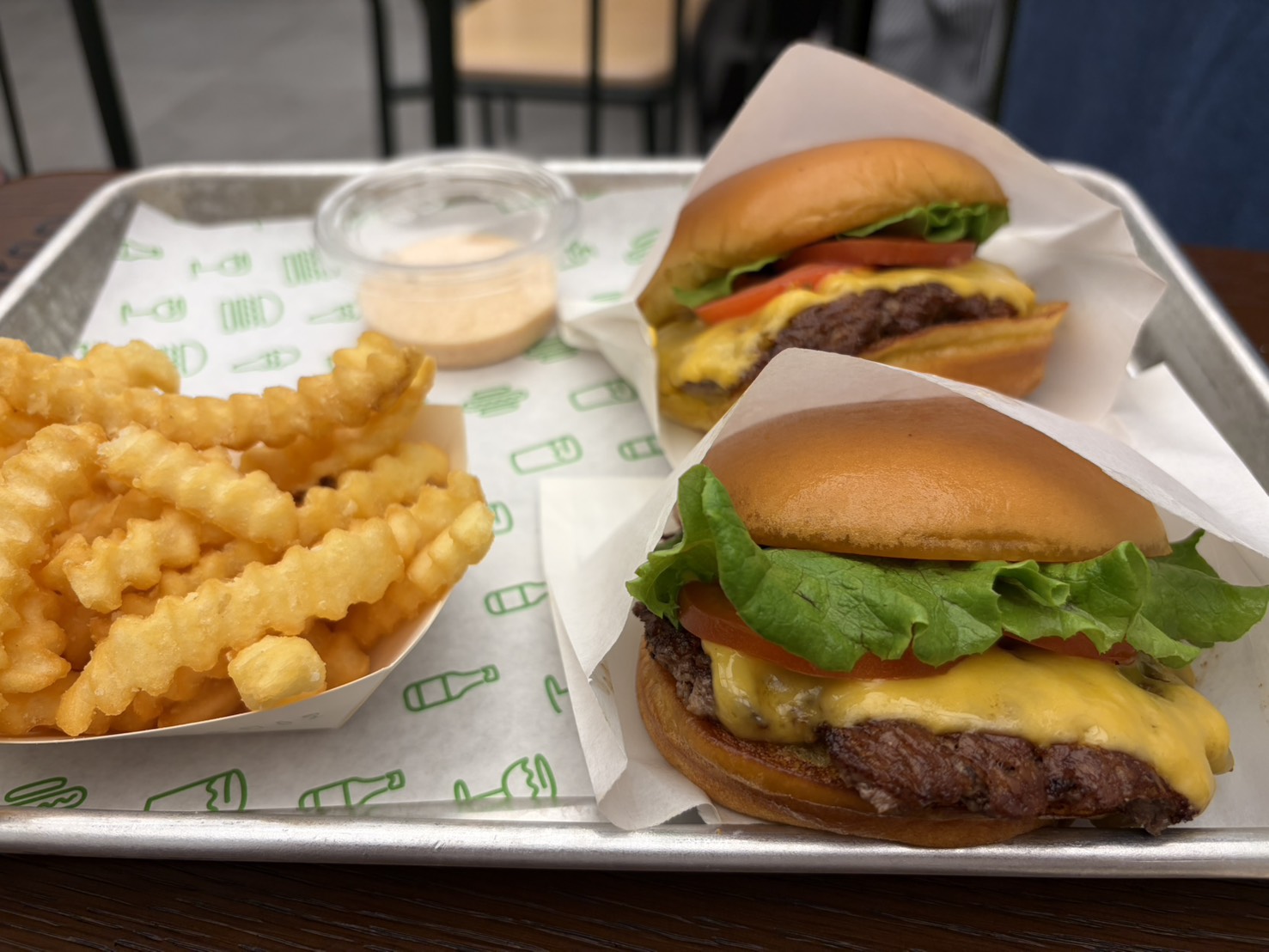 トレーに乗ったボリューム満点のバーガーとフライドポテト