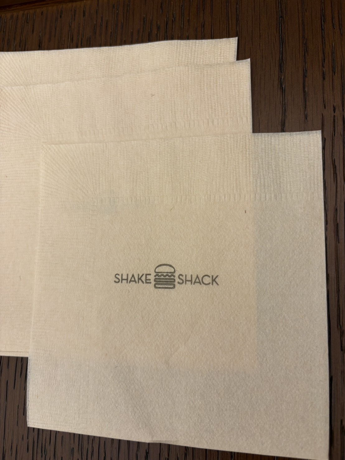 Shake Shackのロゴが入ったシンプルな紙ナプキン