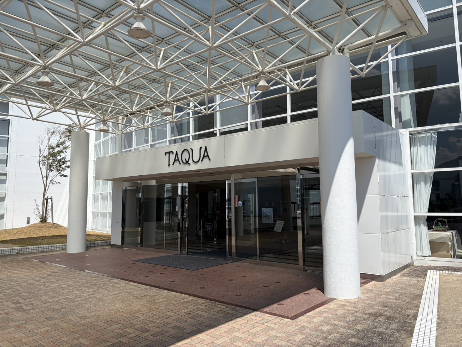TAQUAの白い柱が印象的なエントランス