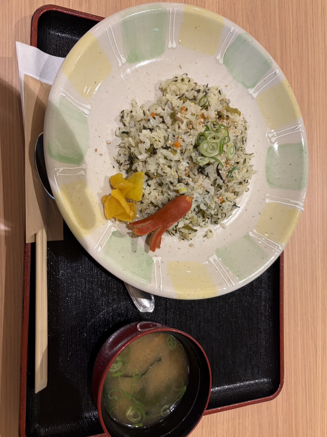 タコさんウインナーが添えられた高菜チャーハン
