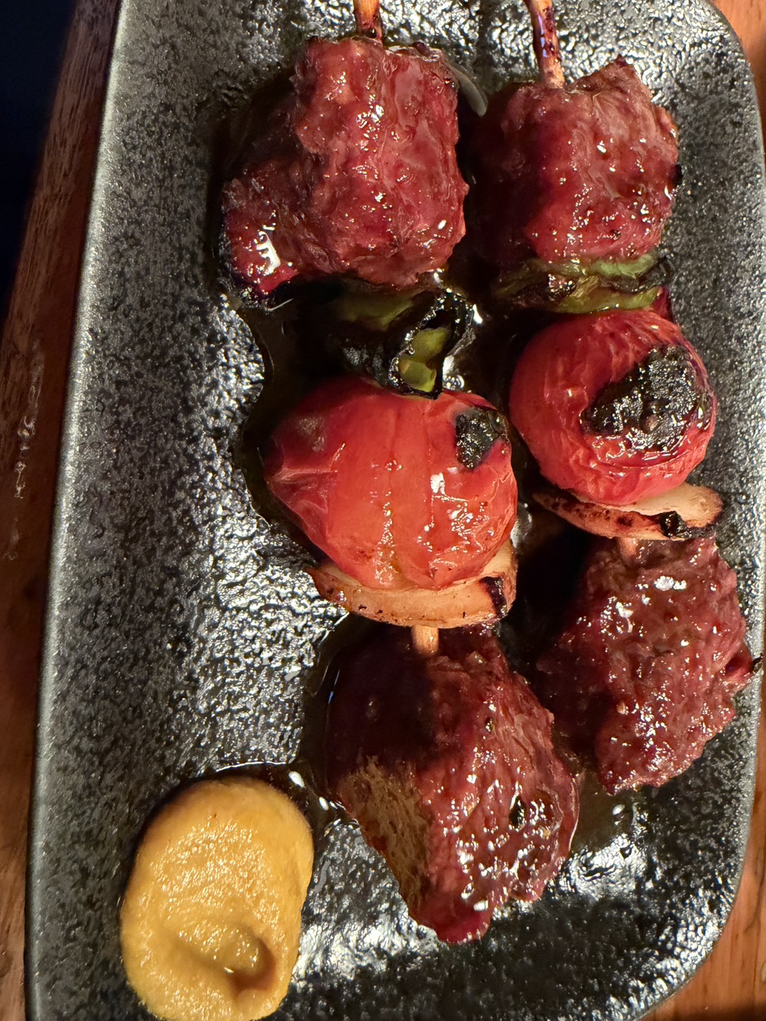 トマト巻とジューシーな肉厚の焼き鳥串