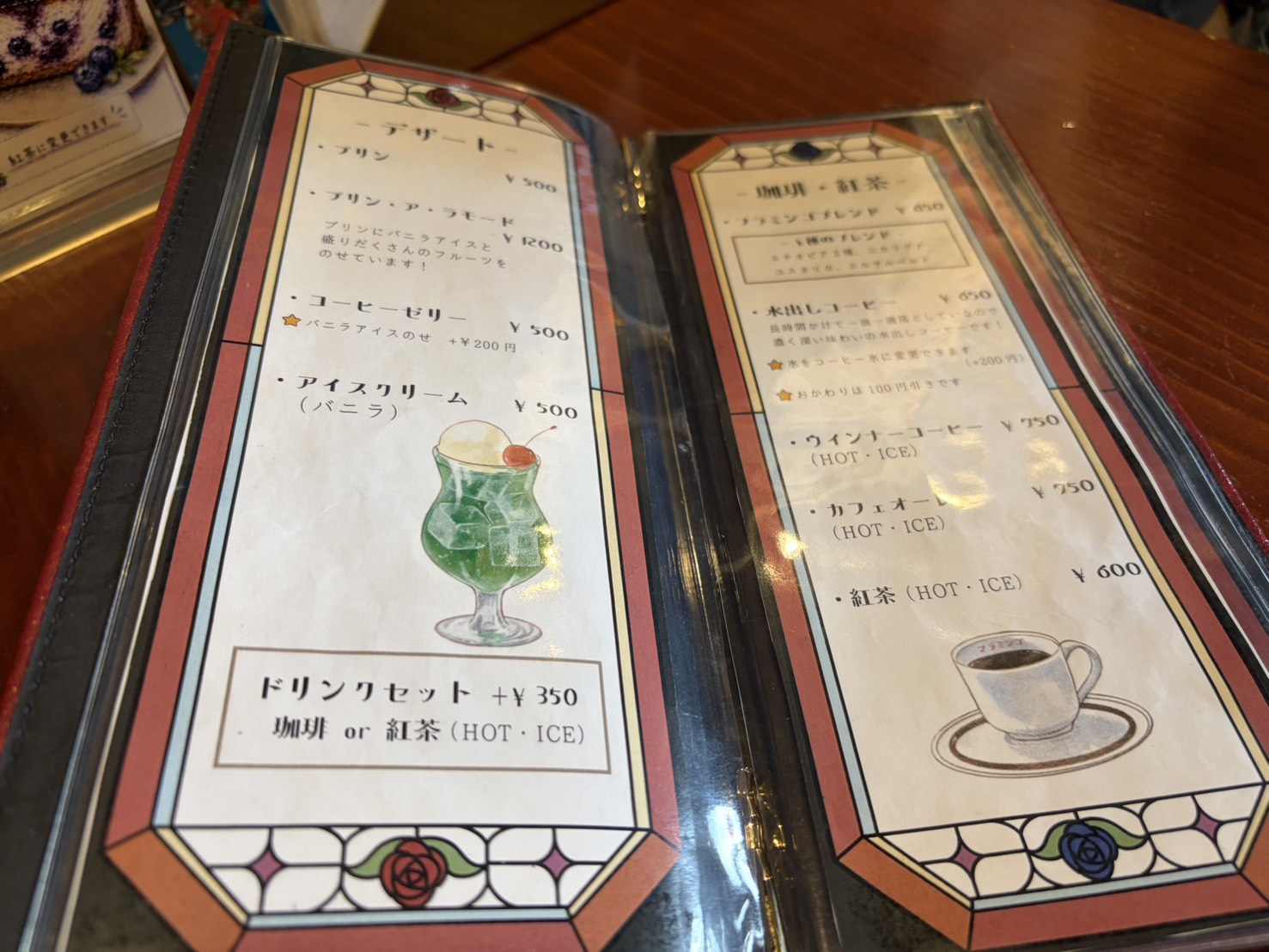 プリンやコーヒーゼリーなどが載ったレトロなメニュー