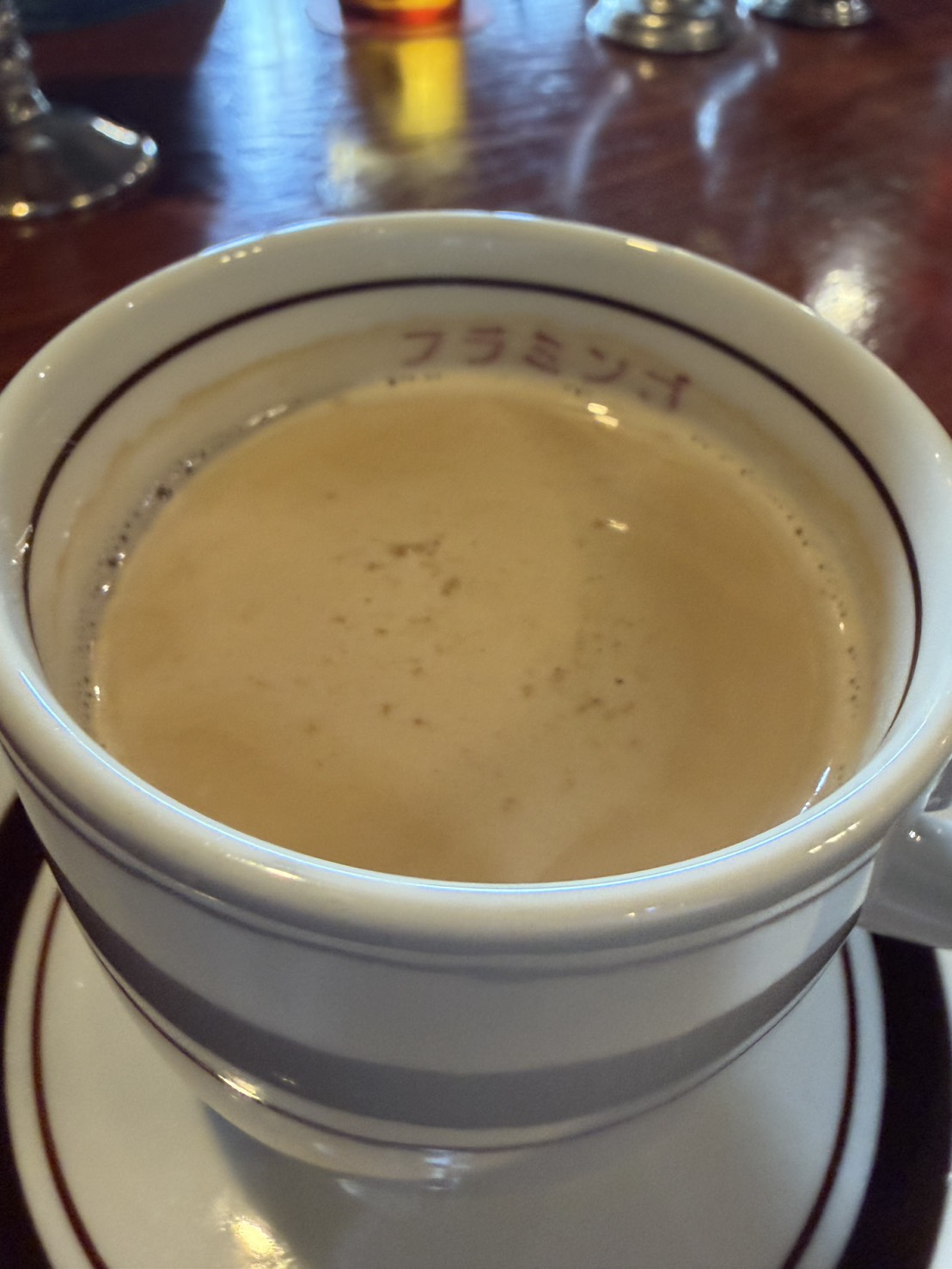 飲み口の内側にフラミンゴの文字が入ったコーヒーカップ