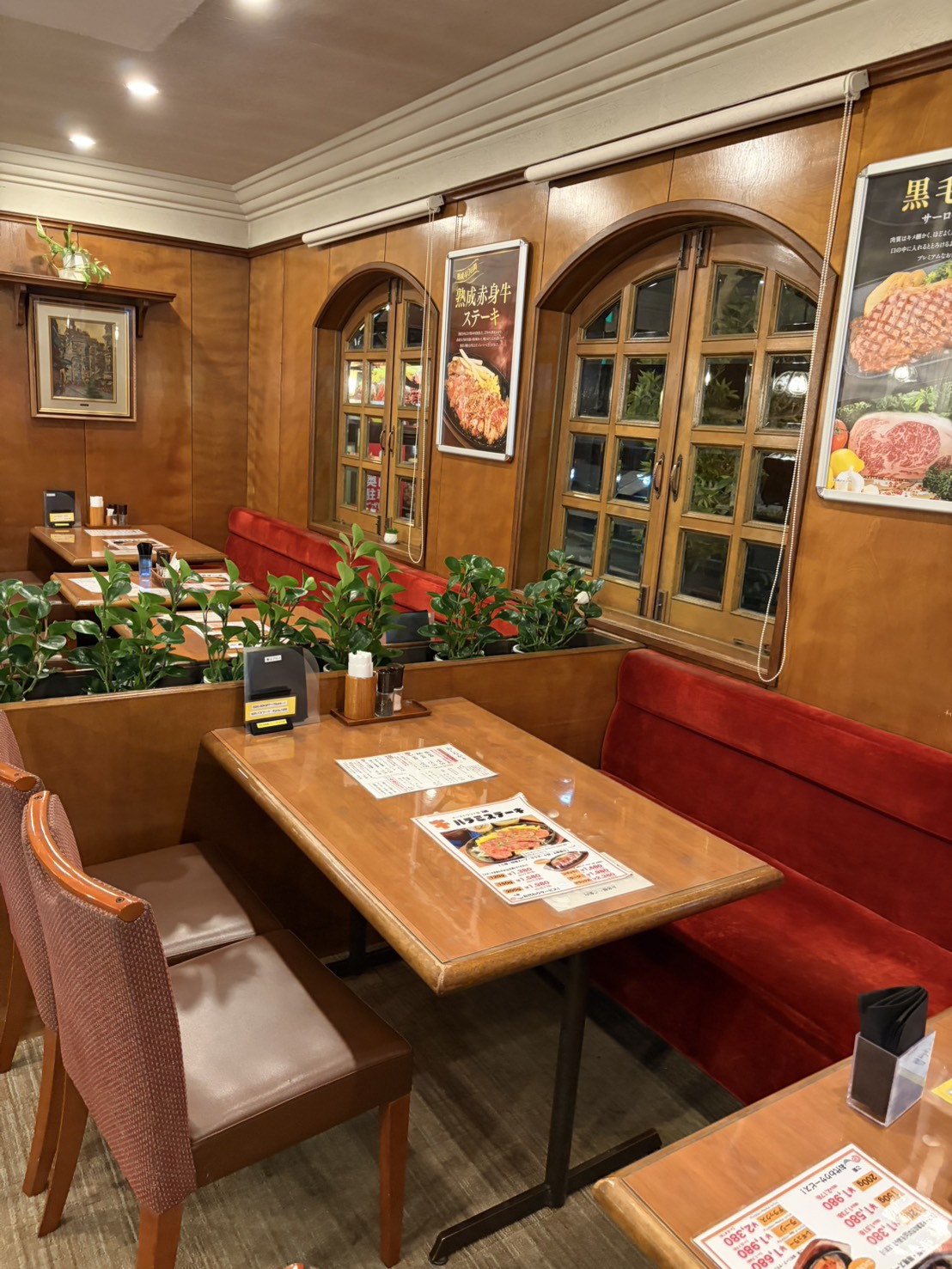 赤いソファが並ぶ温かみのある店内の風景