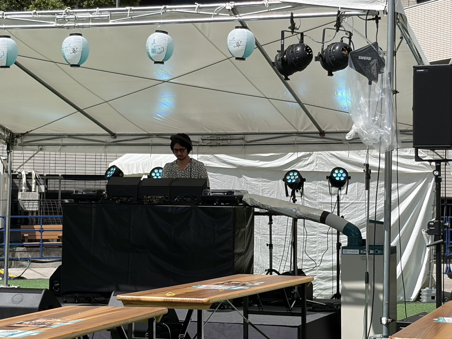 会場を盛り上げるDJブースと照明