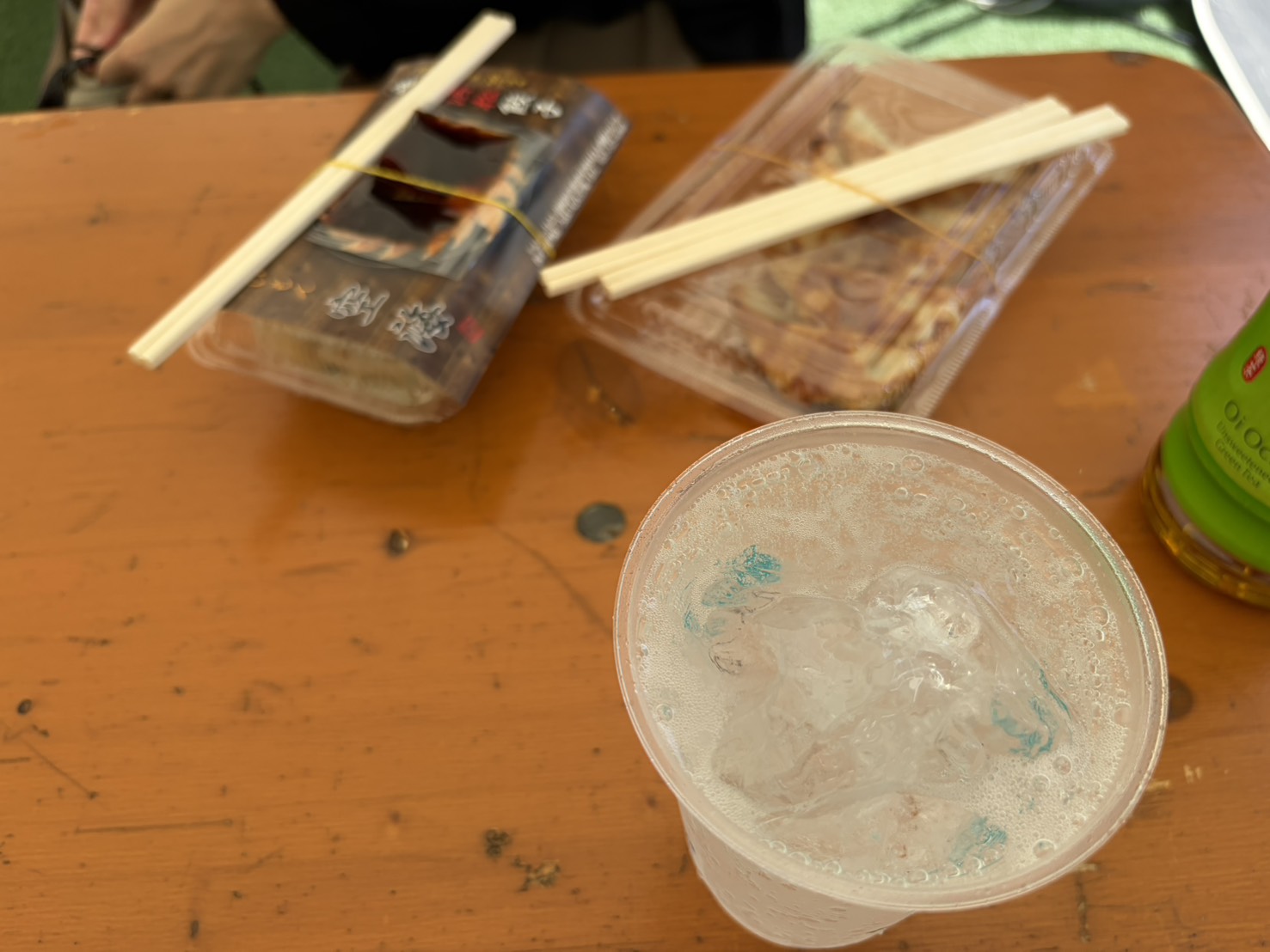 テーブルに置かれた翠ジンソーダと2種の餃子