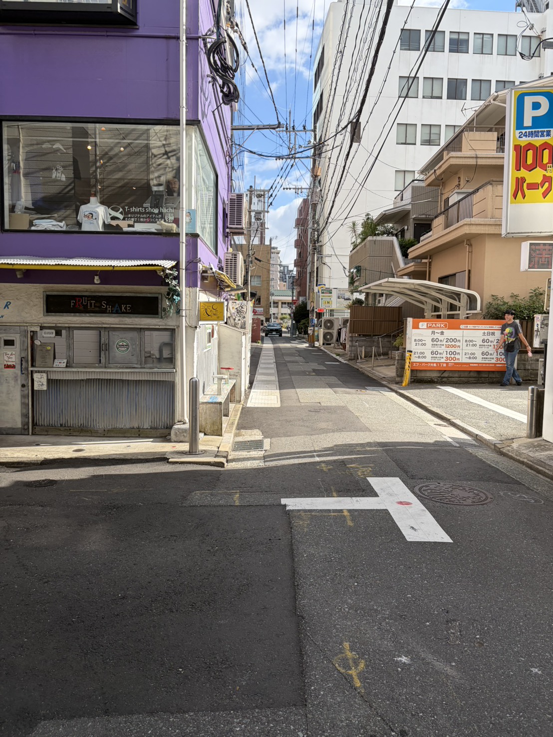 建物が密集した大名地区の細い路地の風景