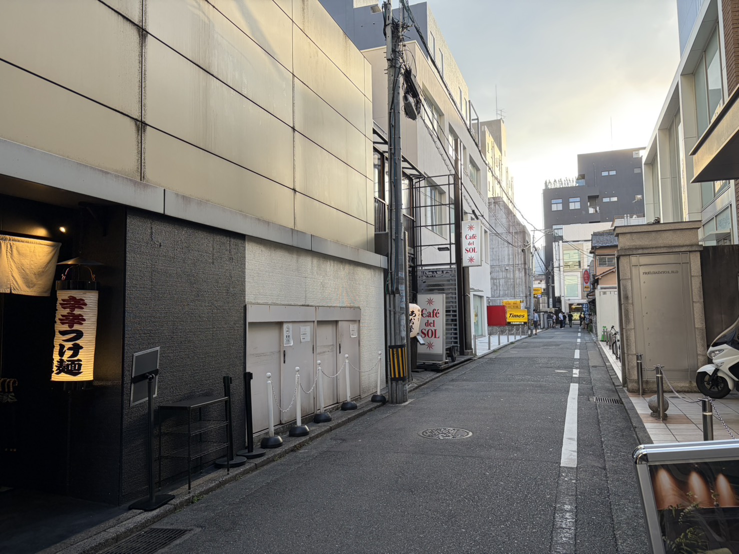 飲食店が並ぶ大名の静かな裏路地の様子