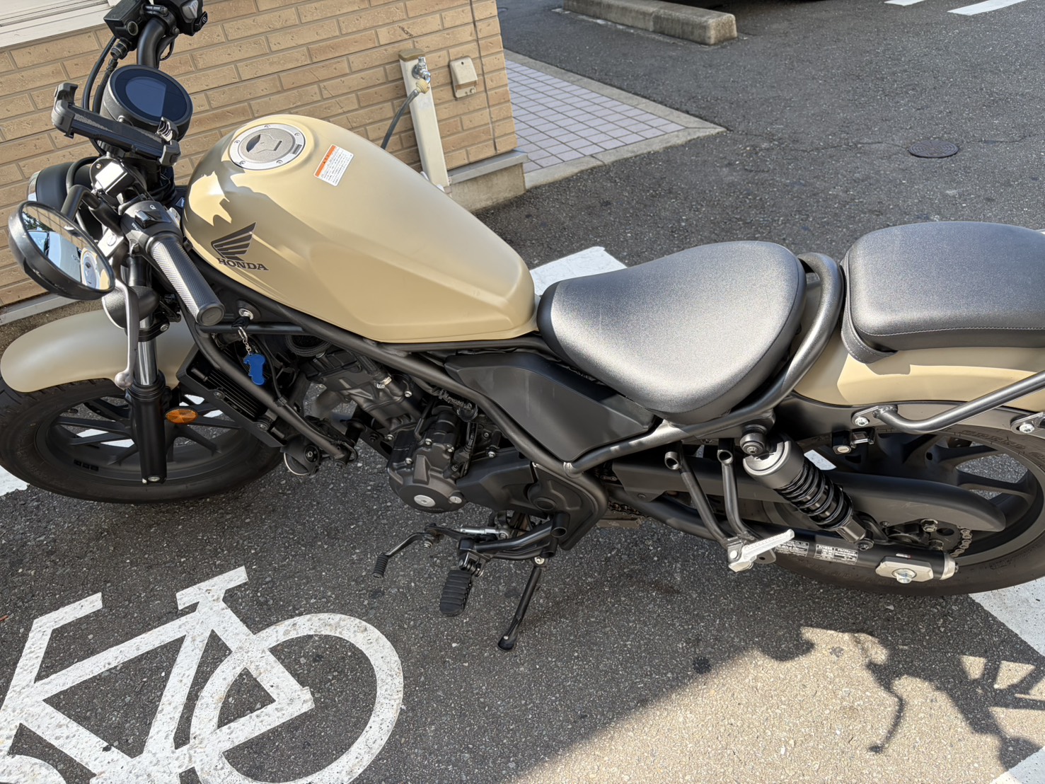 駐輪場に停まったレンタルバイクのアップ