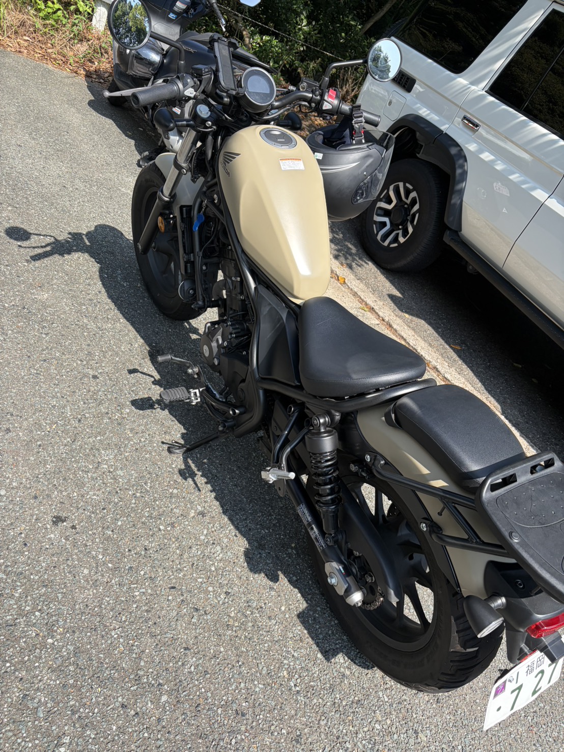 道路脇に停車したおしゃれなベージュのバイク
