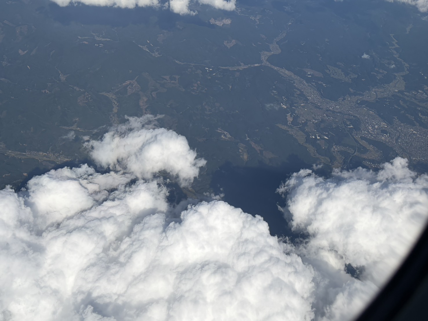飛行機の窓から見える白い雲海