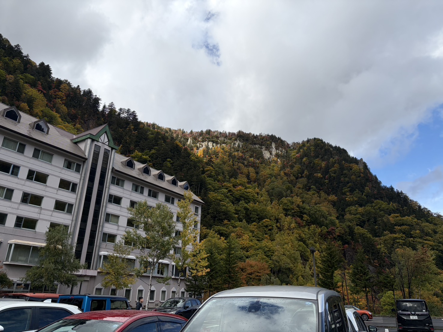 紅葉した山とホテルの外観