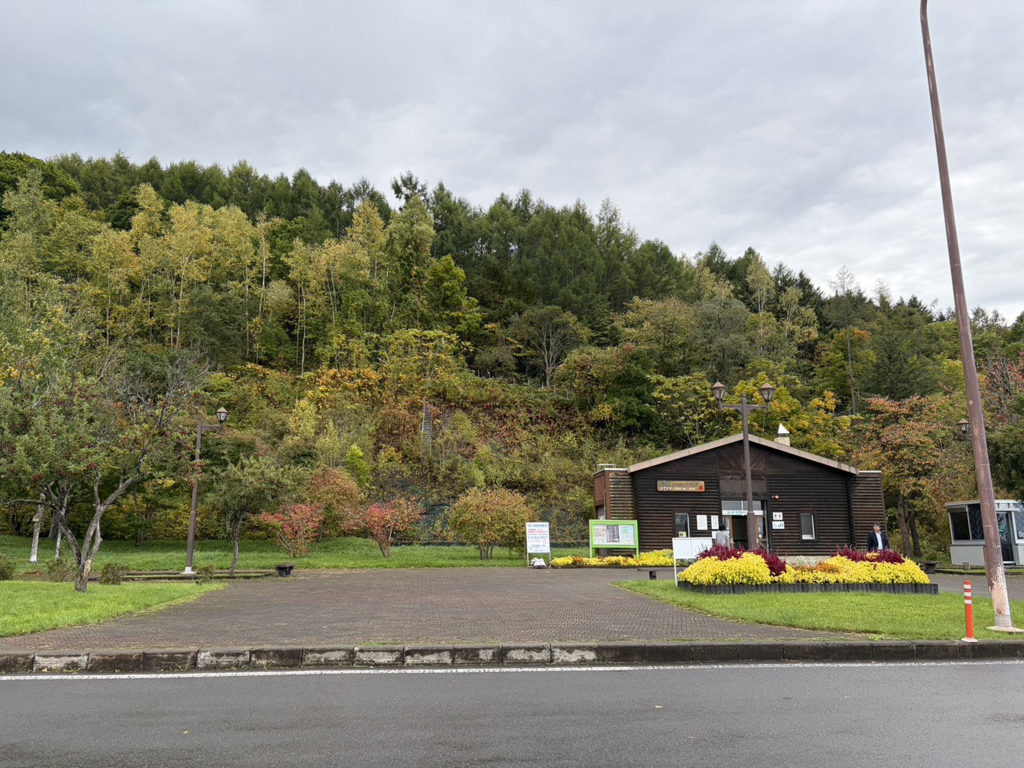 花壇があるログハウス風の建物