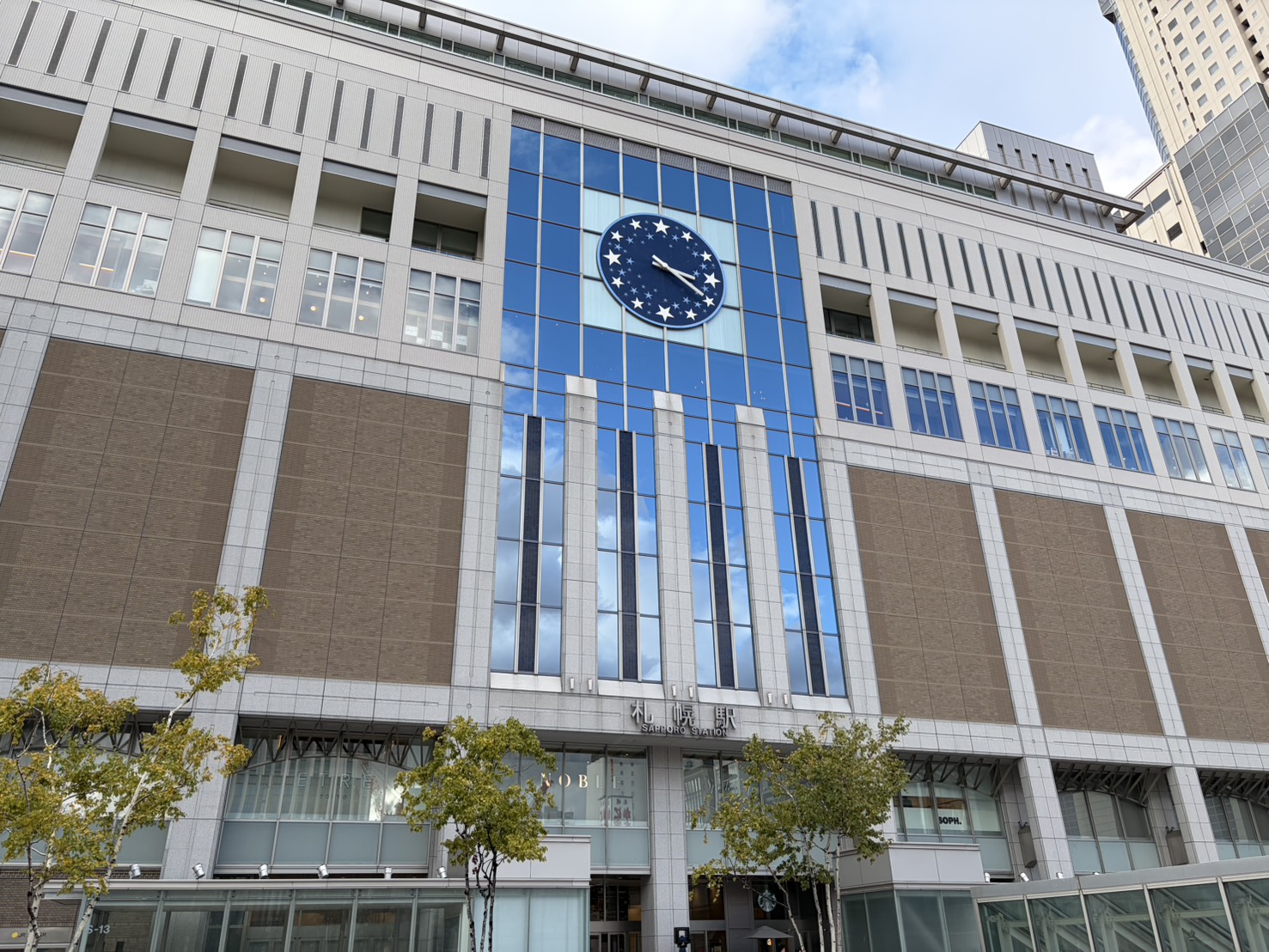 札幌駅ビルの大きな星の時計