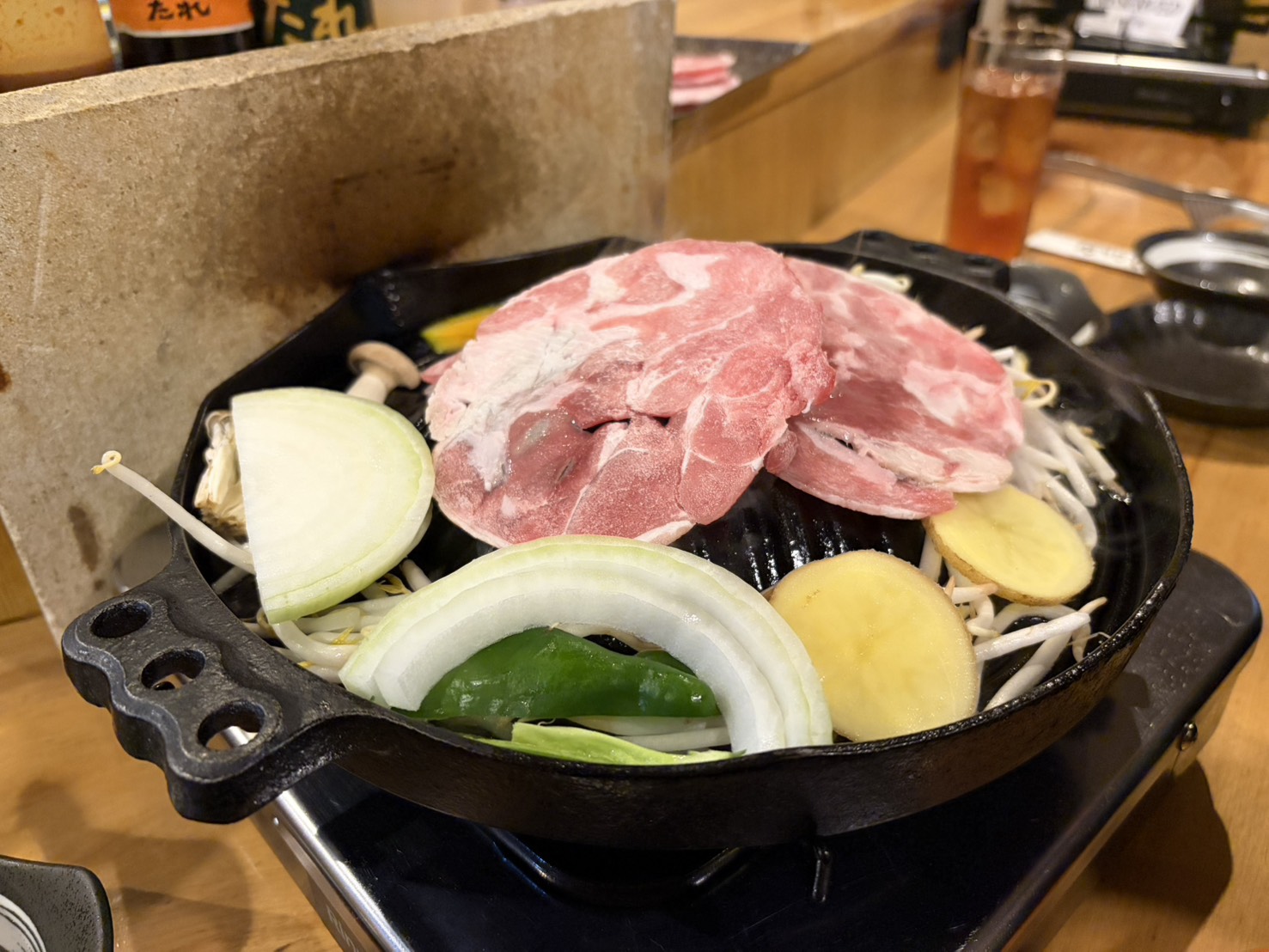 鉄鍋で焼くジンギスカンと野菜