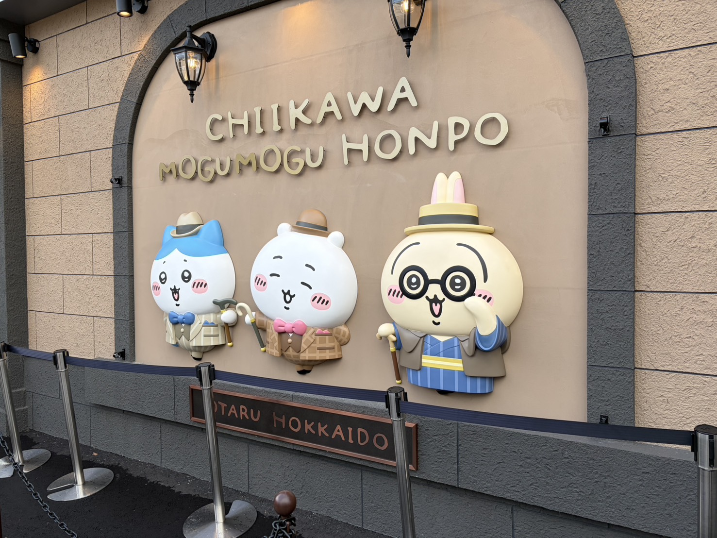 ちいかわもぐもぐ本舗の壁面看板