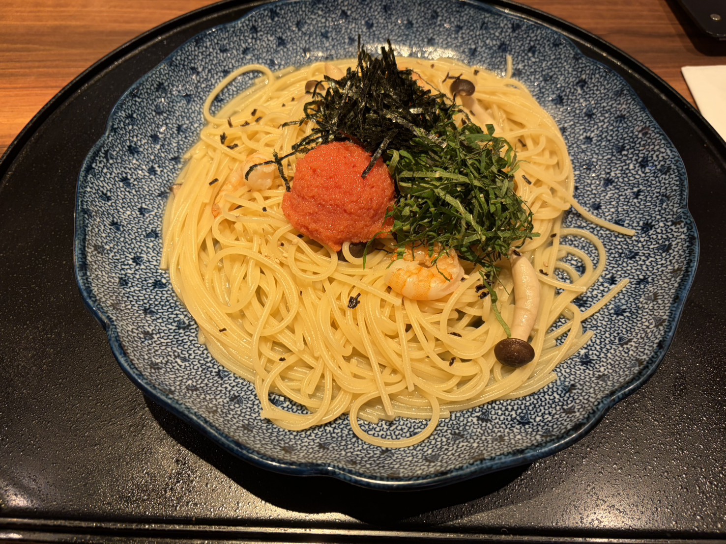 青い有田焼の皿に盛られた海老と明太子の和風パスタ