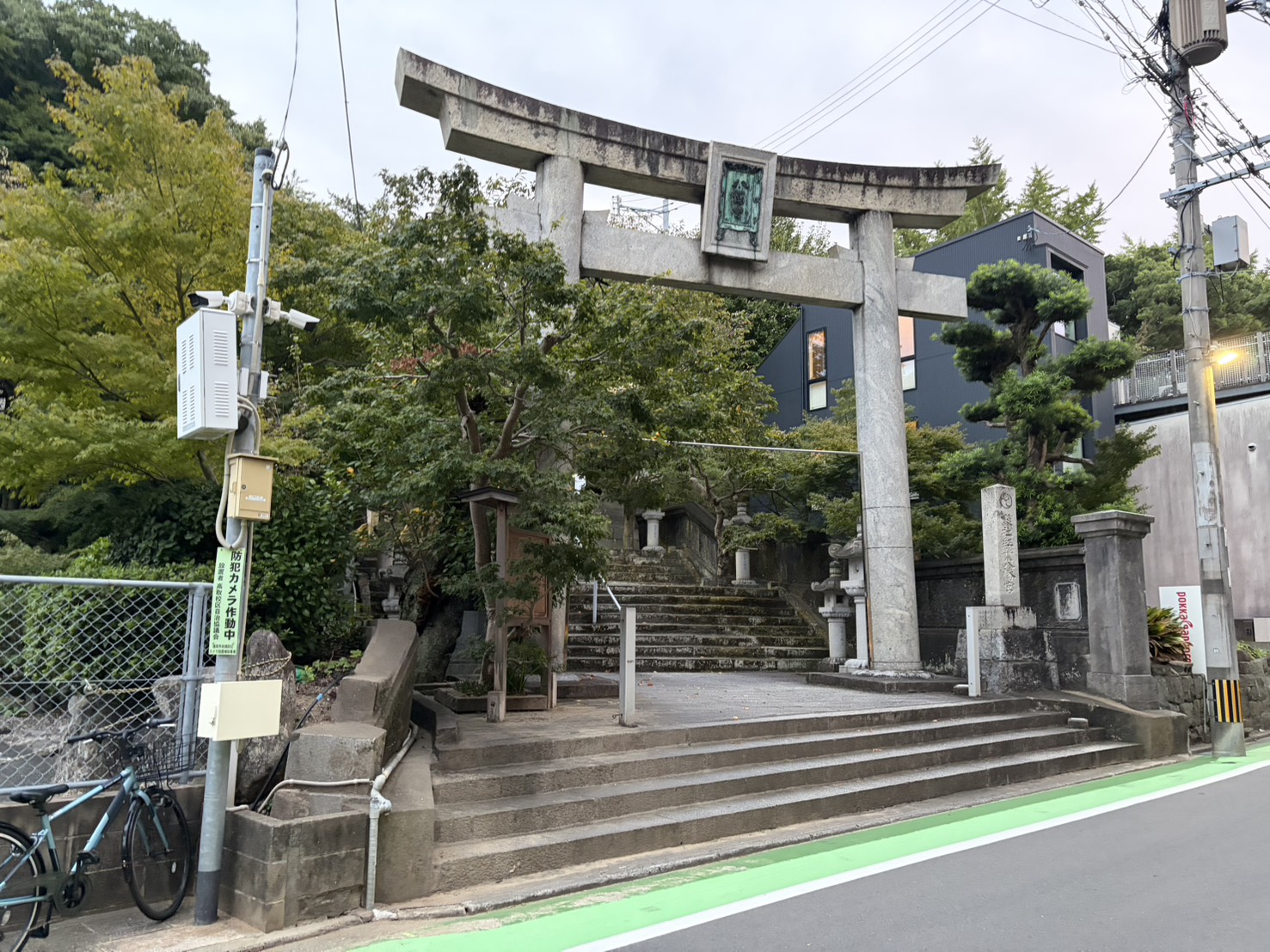 住宅街の入り口に立つ石造りの大きな鳥居