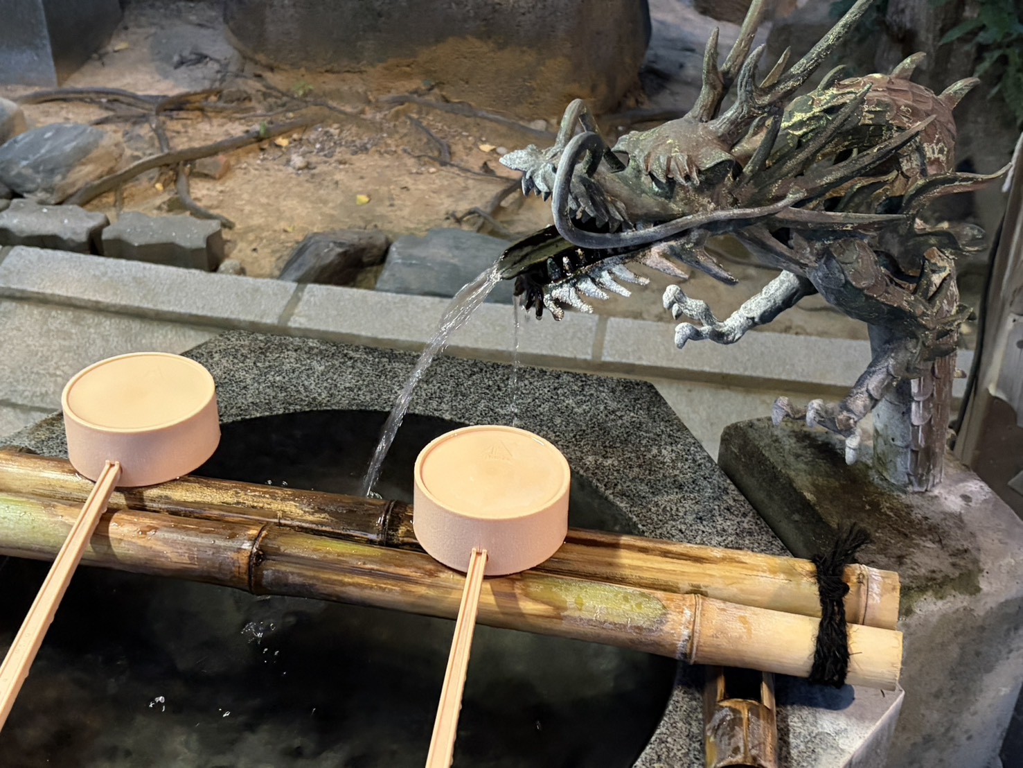 精巧な龍の彫刻が目を引く境内の手水舎