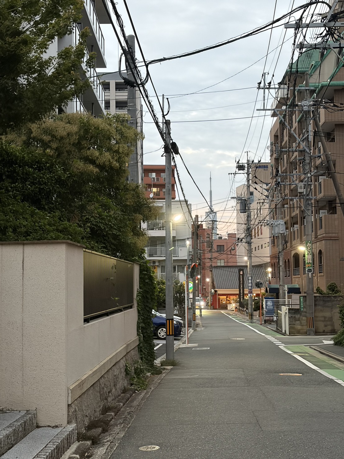 神社へと続く静かな高取エリアの住宅街