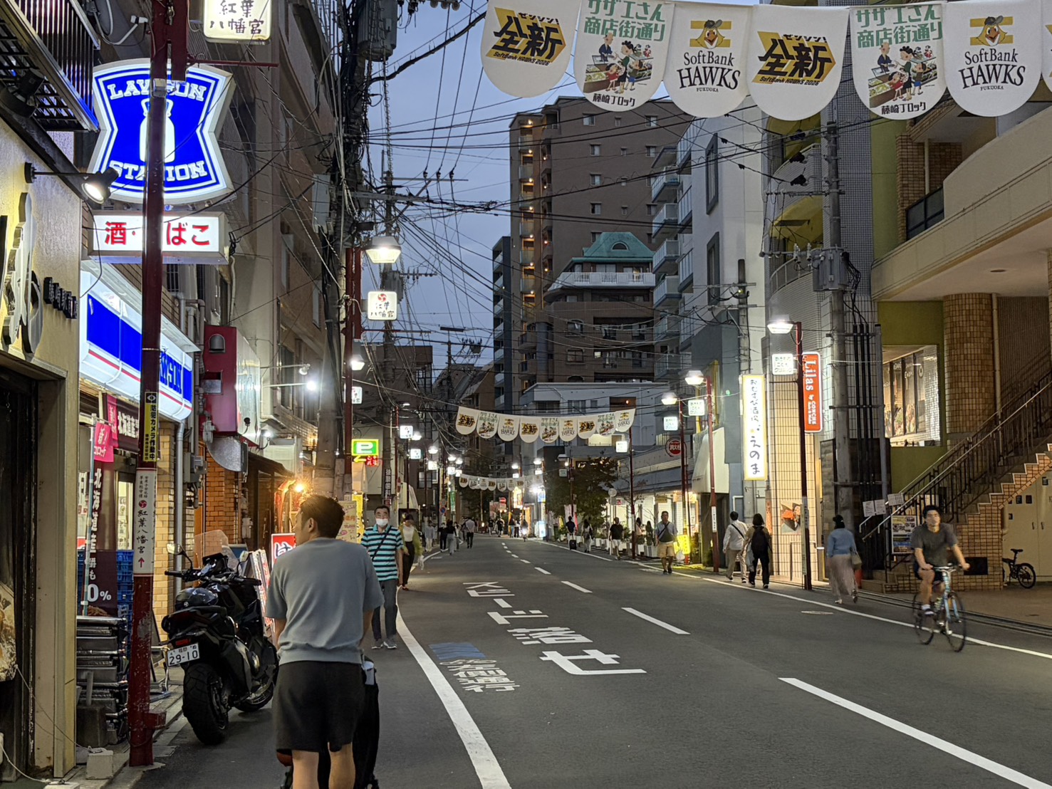 コンビニやお店が並ぶ藤崎駅前の商店街